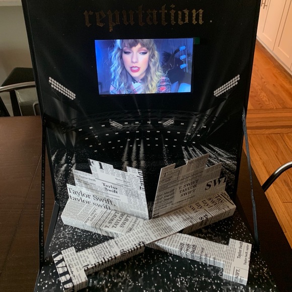 Taylor Swift Reputation VIP box - Picture 7 of 7